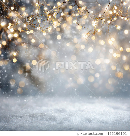 冬季燈光與雪景模糊背景，暖光抽像素材 133196191