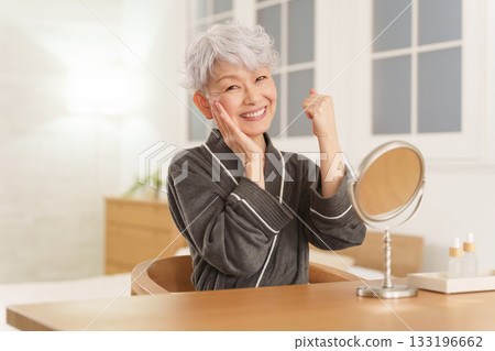 Skin care for senior women (night/beauty) Skin care for senior women (night/beauty) 133196662