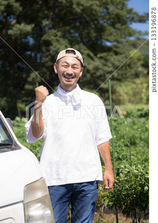 在農場工作時,對著一輛輕型卡車揮舞拳頭 在農場工作時,對著一輛輕型卡車揮舞拳頭 133196878