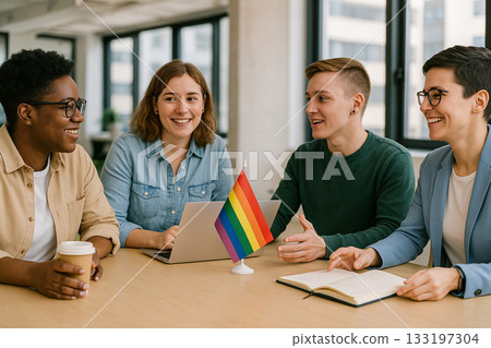 不同國籍的人們跨越國界交談 133197304