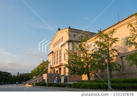 夕陽西下，大阪市立美術館被染成一片紅色（從右斜上方拍攝）。 133197656