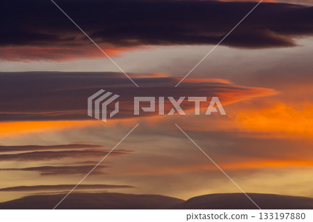 傍晚的天空漂浮著烏雲 c-2-1 133197880