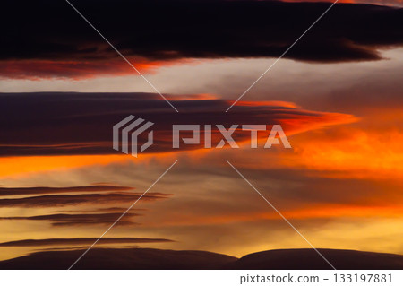 傍晚天空中漂浮著烏雲 c-2-2 高對比 133197881