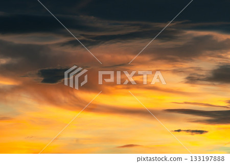 傍晚天空中漂浮著烏雲,d-2-3 電影風格 傍晚天空中漂浮著烏雲,d-2-3 電影風格 133197888
