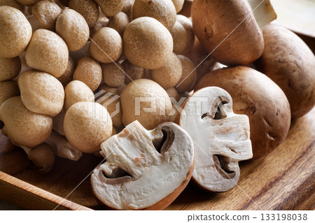 Brown mushrooms and Bunashimeji mushrooms 133198038