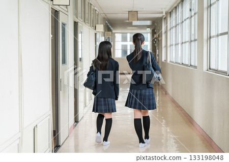 Back view of friends walking down a school corridor (elementary school students, junior high school students, high school students, and female high school students in uniform) 133198048