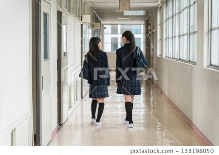 Back view of friends walking down a school corridor (elementary school students, junior high school students, high school students, and female high school students in uniform) Back view of friends walking down a school corridor (elementary school students, junior high school students, high school students, and female high school students in uniform) 133198050