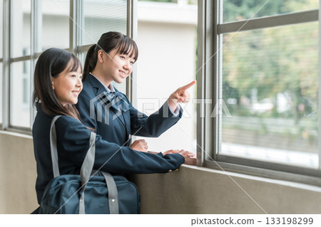一群穿著校服的國中女生在學校走廊上聊天。 133198299