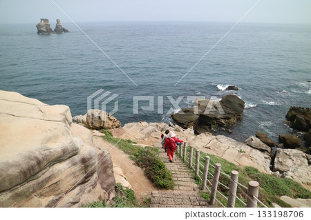 人們沿著海岸邊的階梯上下走動。 133198706