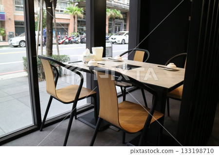 Inside the restaurant, a box chair written by 窗BE擺气. Inside the restaurant, a box chair written by 窗BE擺气. 133198710