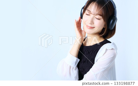 一位女士正在聽音樂的圖片 133198877