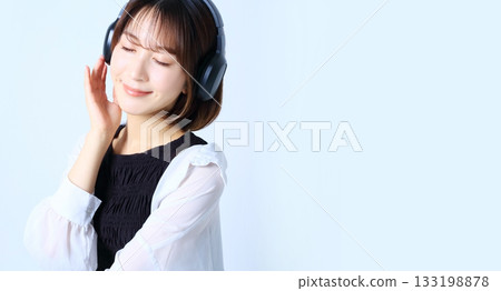 一位女士正在聽音樂的圖片 133198878