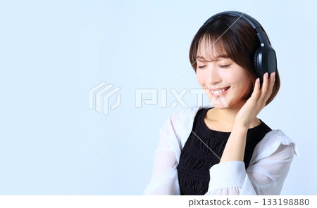 一位女士正在聽音樂的圖片 133198880