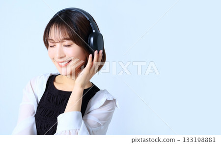 一位女士正在聽音樂的圖片 133198881