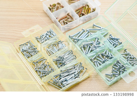 裝在盒子裡的釘子 133198998