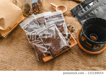 small pieces of coffee powder 133199054