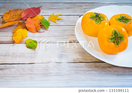 [Taste of Autumn] Fallen leaves and persimmons 133199111