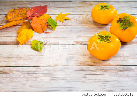 [Taste of Autumn] Fallen leaves and persimmons 133199112