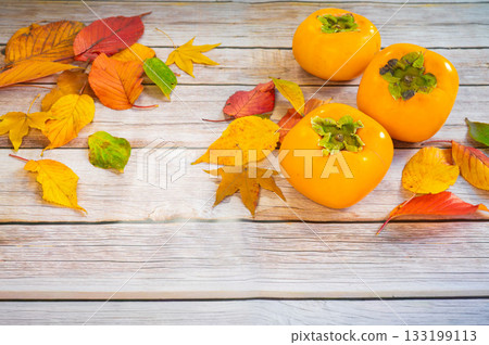 [Taste of Autumn] Fallen leaves and persimmons 133199113