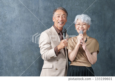 老年男女在卡拉OK台上拿著麥克風唱歌 133199601