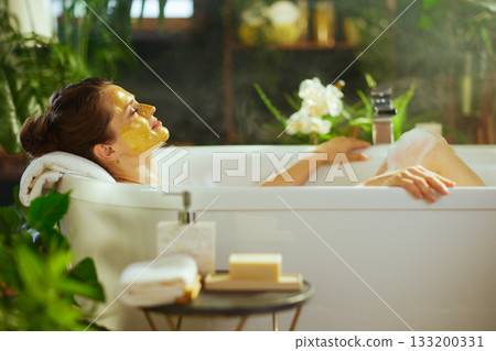 Relaxing Self-Care: Woman\'s Bath Retreat 133200331