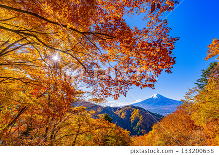 【山梨縣】從禦坂公路眺望富士山,正值秋季紅葉最盛時期 【山梨縣】從禦坂公路眺望富士山,正值秋季紅葉最盛時期 133200638
