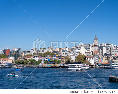 從博斯普魯斯海峽眺望土耳其伊斯坦堡的加拉塔塔與城市景觀 133200947