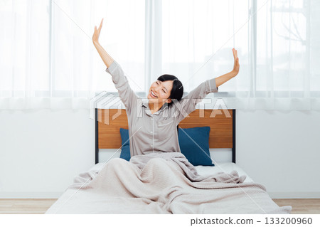一位注重身心健康的年輕女性的生活;一位睡眠良好的女性。 一位注重身心健康的年輕女性的生活;一位睡眠良好的女性。 133200960