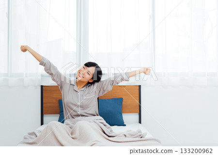 一位注重身心健康的年輕女性的生活;一位睡眠良好的女性。 一位注重身心健康的年輕女性的生活;一位睡眠良好的女性。 133200962