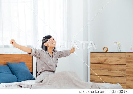 一位注重身心健康的年輕女性的生活;一位睡眠良好的女性。 一位注重身心健康的年輕女性的生活;一位睡眠良好的女性。 133200983