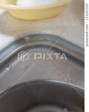 水槽裡的水滴 水槽裡的水滴 133201103