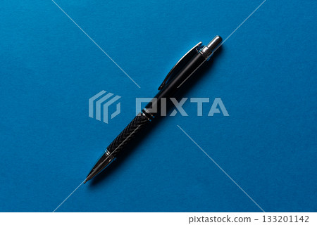 藍色背景上的原子筆 藍色背景上的原子筆 133201142