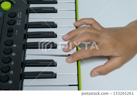 孩子們的小手在彈奏琴鍵和電子鋼琴 孩子們的小手在彈奏琴鍵和電子鋼琴 133201261