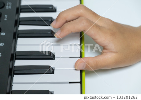 特寫鏡頭:孩子的手觸摸鍵盤 特寫鏡頭:孩子的手觸摸鍵盤 133201262