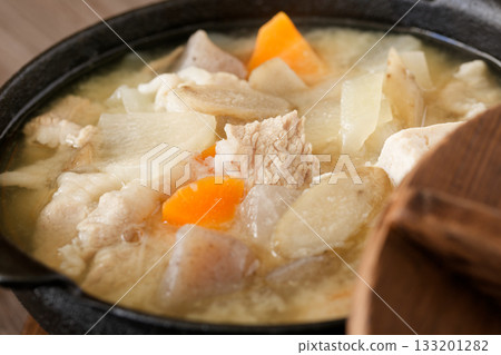 豬肉和蔬菜味噌湯 133201282
