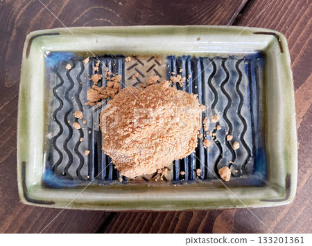 黃豆粉蕨餅:裹上黃豆粉(烤大豆粉)的經典蕨餅。 黃豆粉蕨餅:裹上黃豆粉(烤大豆粉)的經典蕨餅。 133201361