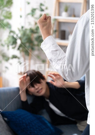 夫妻家庭暴力爭吵 133201396