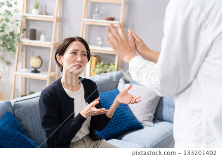 夫妻互相指責的爭吵 133201402