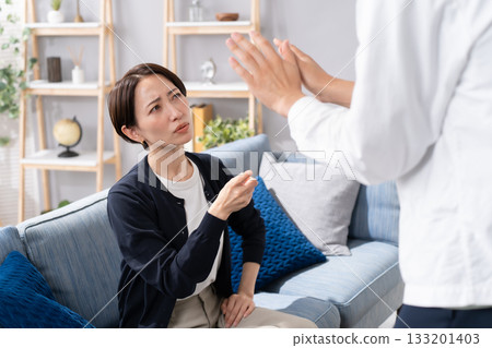 夫妻互相指責的爭吵 133201403