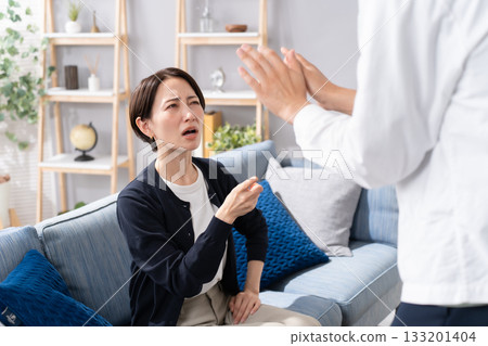 夫妻互相指責的爭吵 133201404