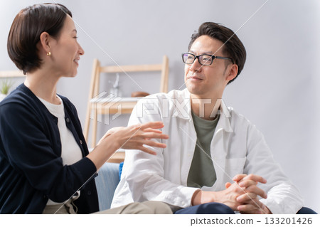 Living room conversation couple Living room conversation couple 133201426