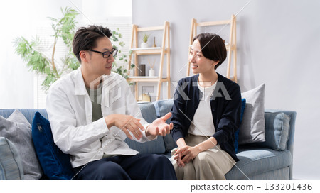 Living room conversation couple Living room conversation couple 133201436