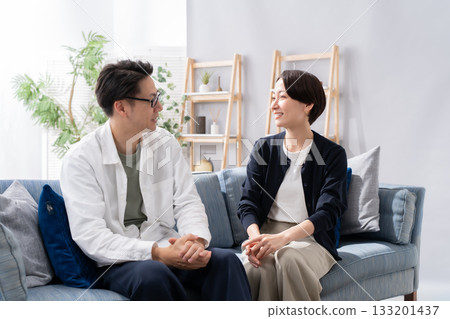 Living room conversation couple 133201437