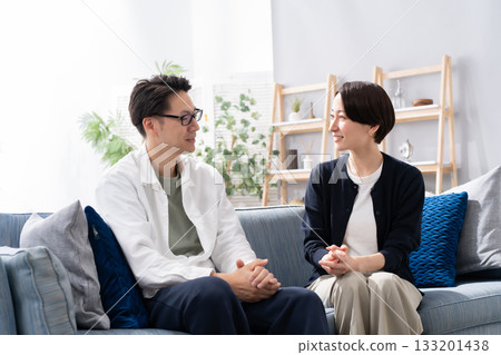 Living room conversation couple Living room conversation couple 133201438