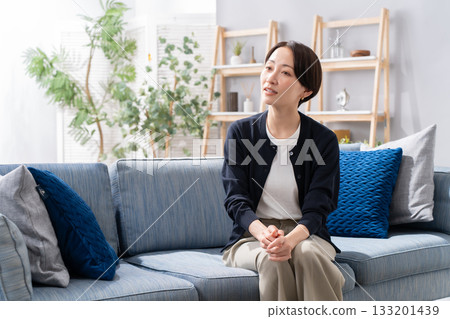 女人們坐在沙發上，交談 133201439