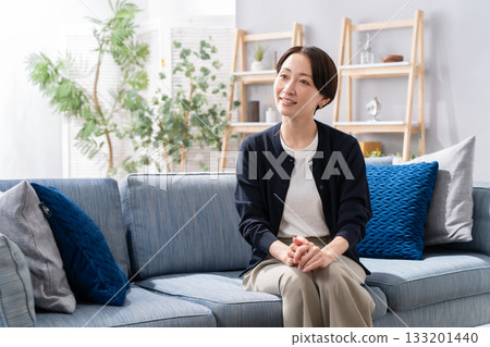 女人們坐在沙發上，交談 133201440