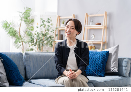 女人們坐在沙發上，交談 133201441