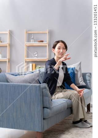 女人們坐在沙發上，交談 133201451