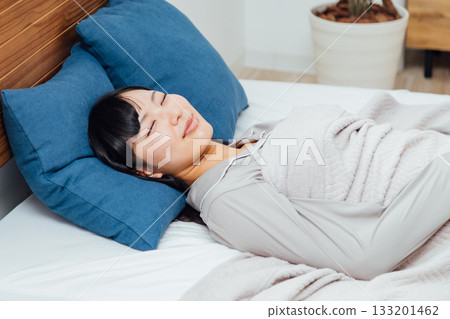 The life of a young woman who is conscious of well-being A woman sleeping soundly 133201462