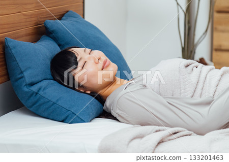 The life of a young woman who is conscious of well-being A woman sleeping soundly 133201463